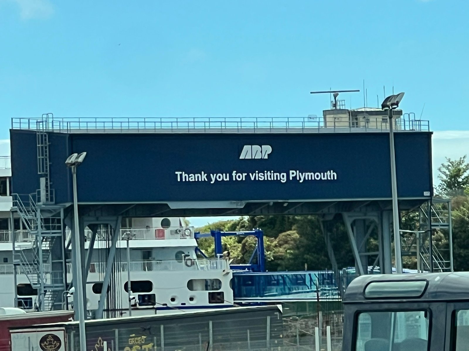 Un puerto inglés visto desde la cubierta del ferry