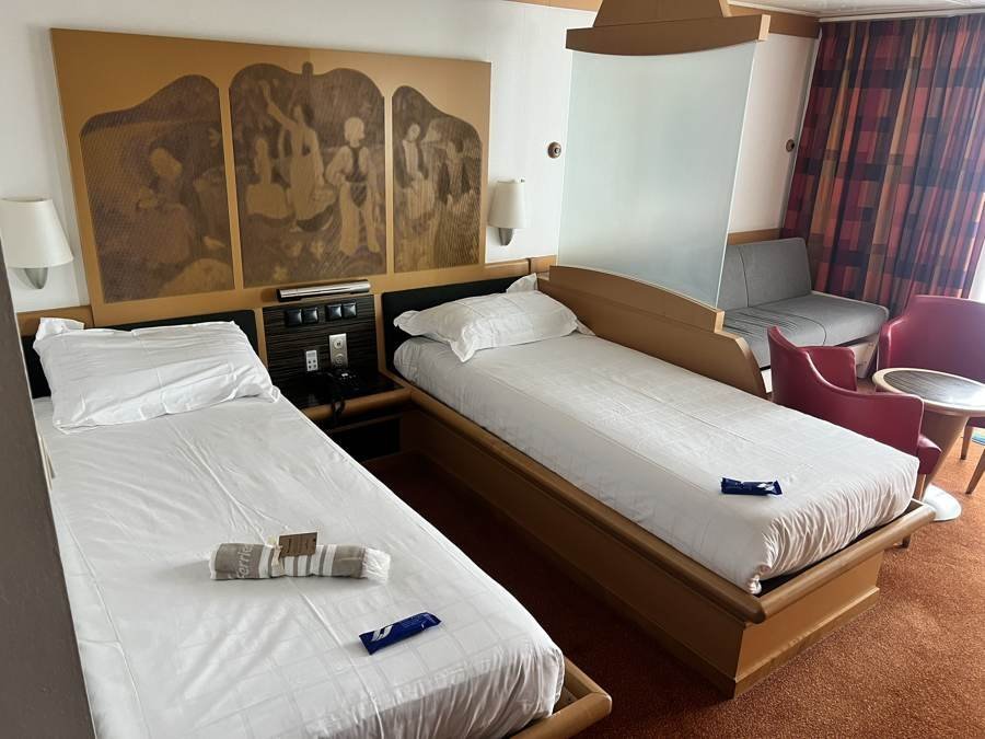 Camas individuales en una suite Commodore del Pont-Aven