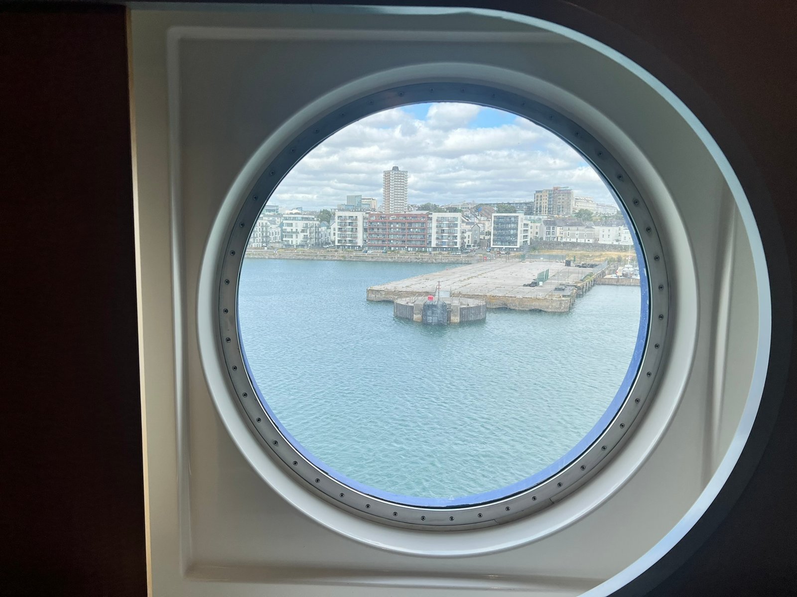 Plymouth visto a través de un ojo de buey del ferry