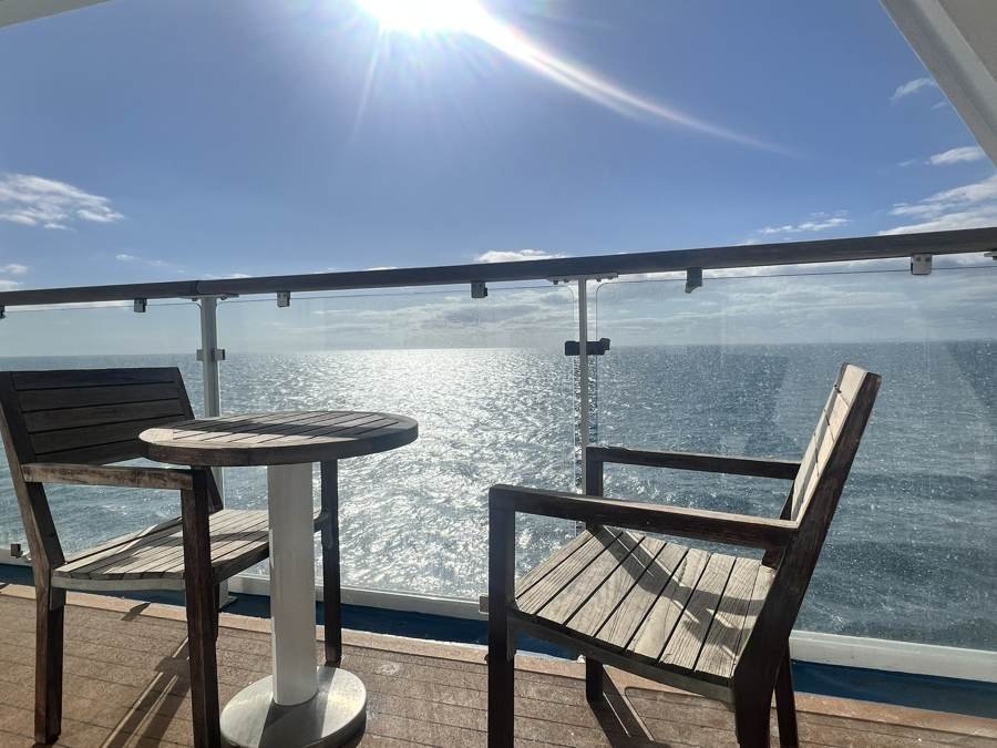 Mesa con vistas al mar a bordo del ferry