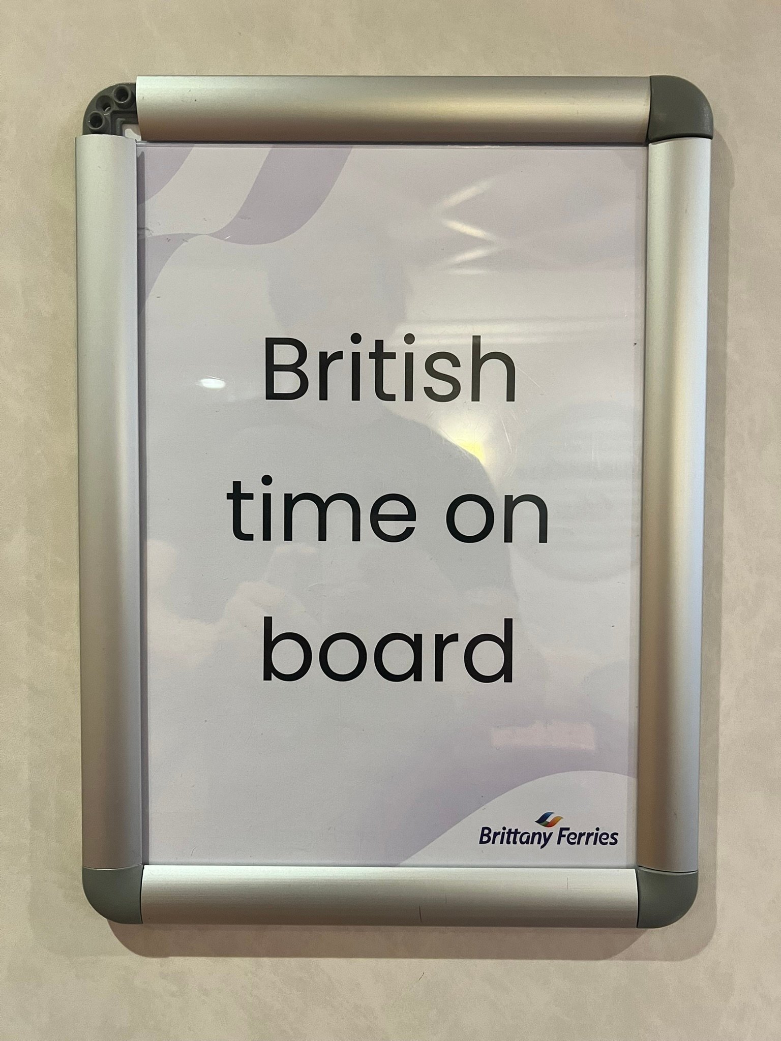 Cartel a bordo indicando que el buque funciona con hora británica