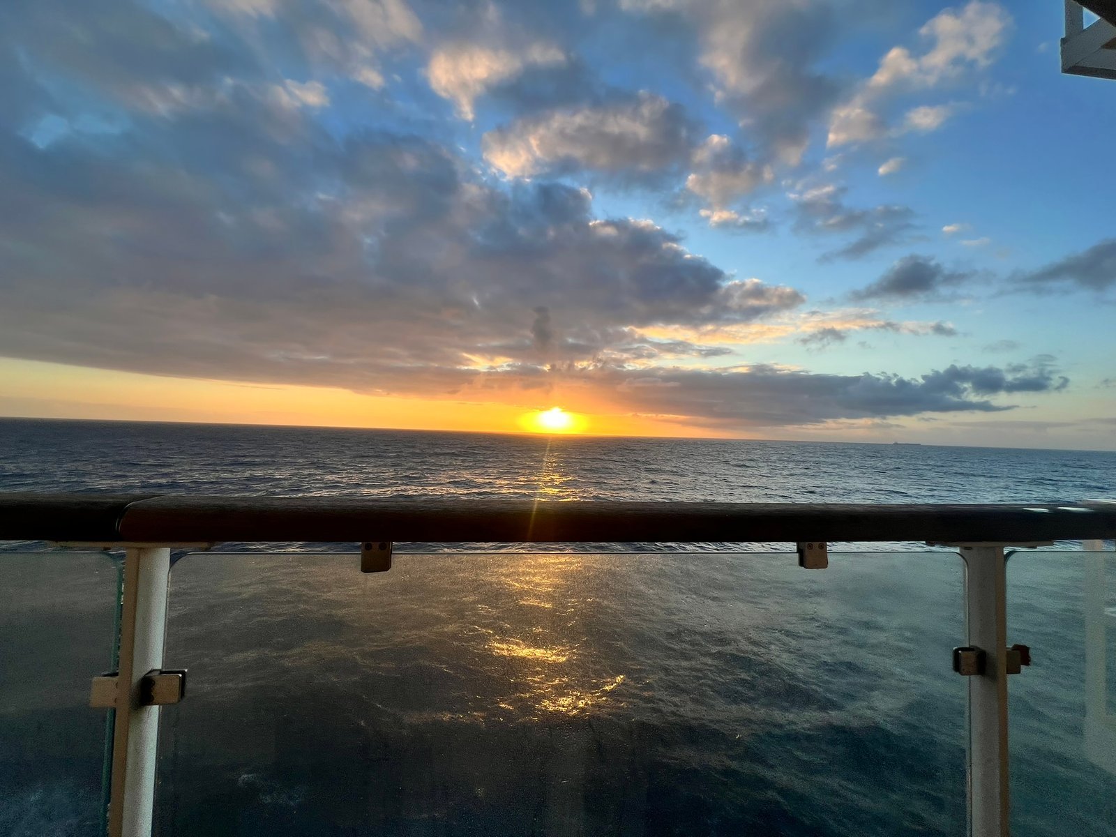 Puesta de sol sobre el golfo de Vizcaya desde la cubierta