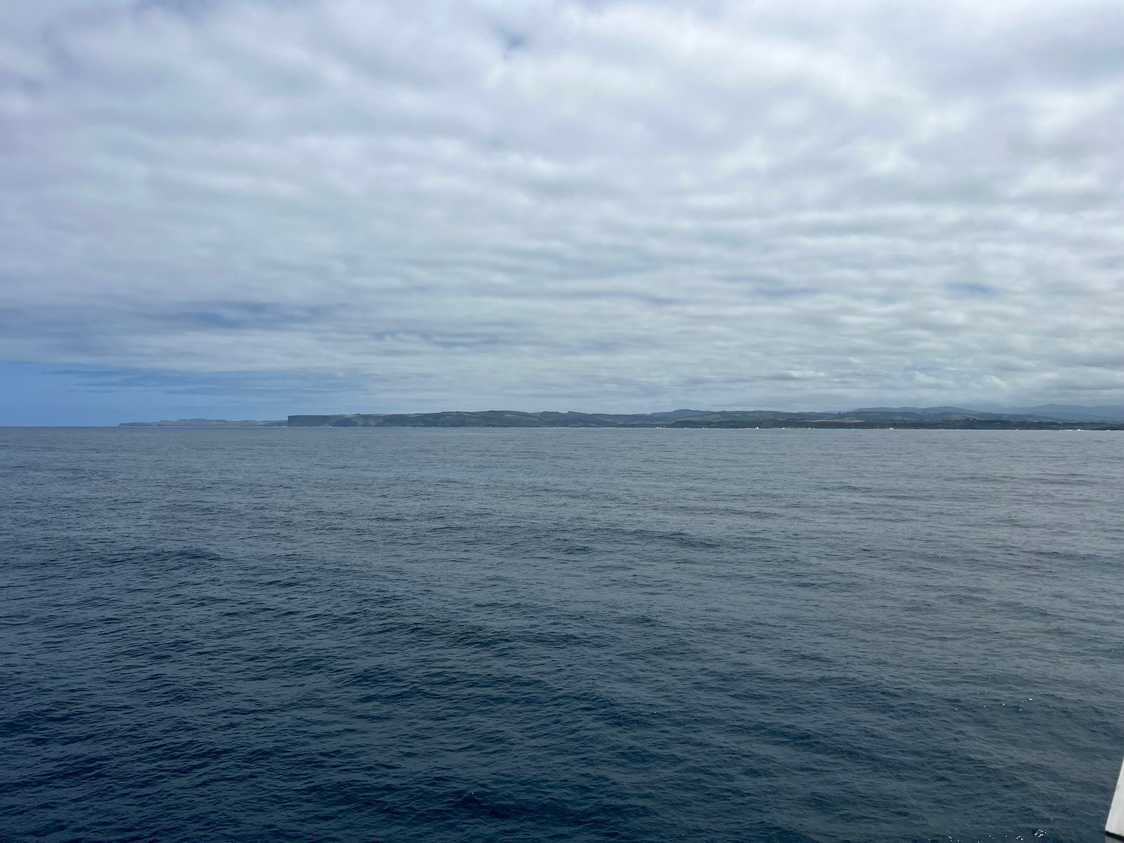 El mar abierto visto desde la cubierta de un ferry