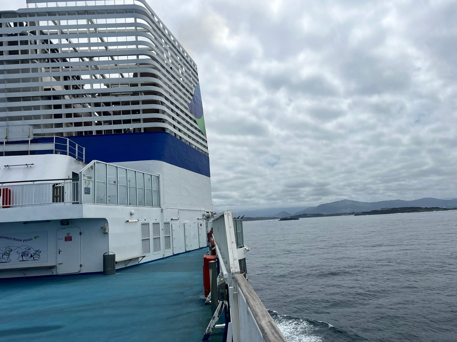 Buque de Brittany Ferries navegando por el golfo de Vizcaya