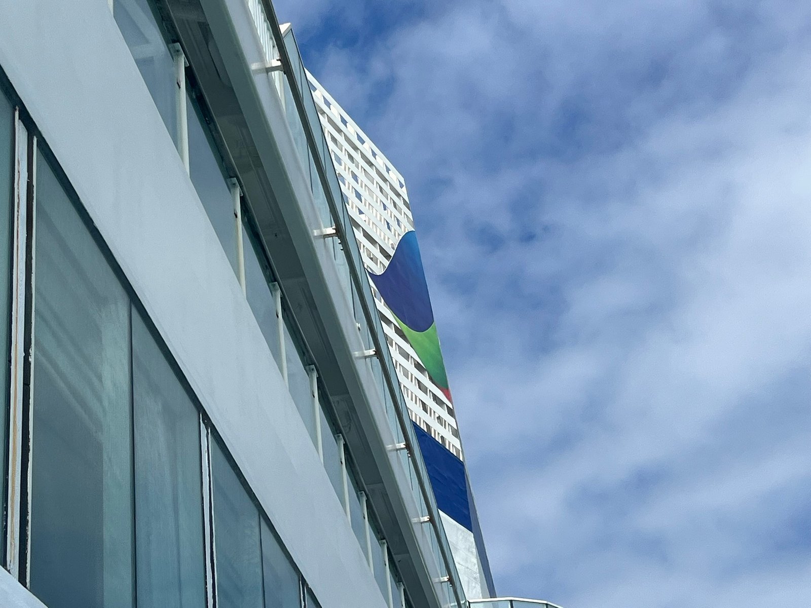 Banderas ondeando en un edificio del puerto de Santander