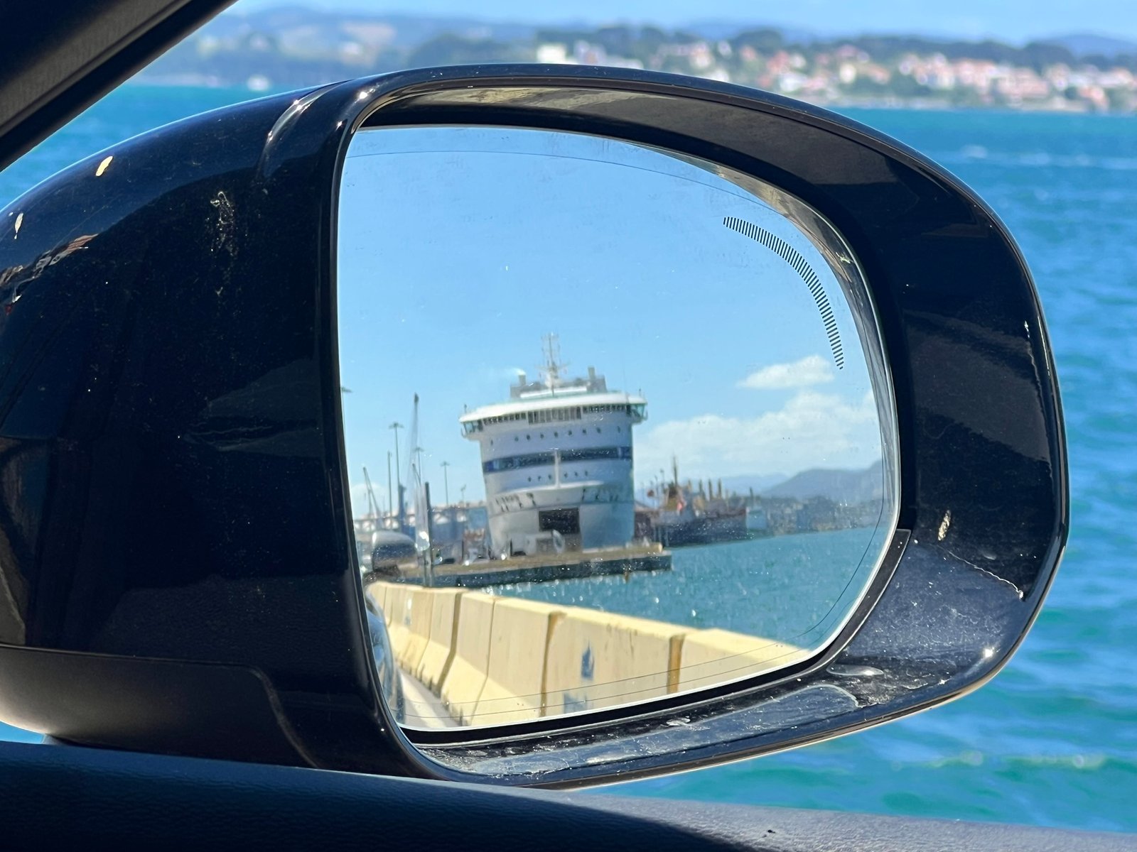 El ferry reflejado en el retrovisor de un coche al desembarcar