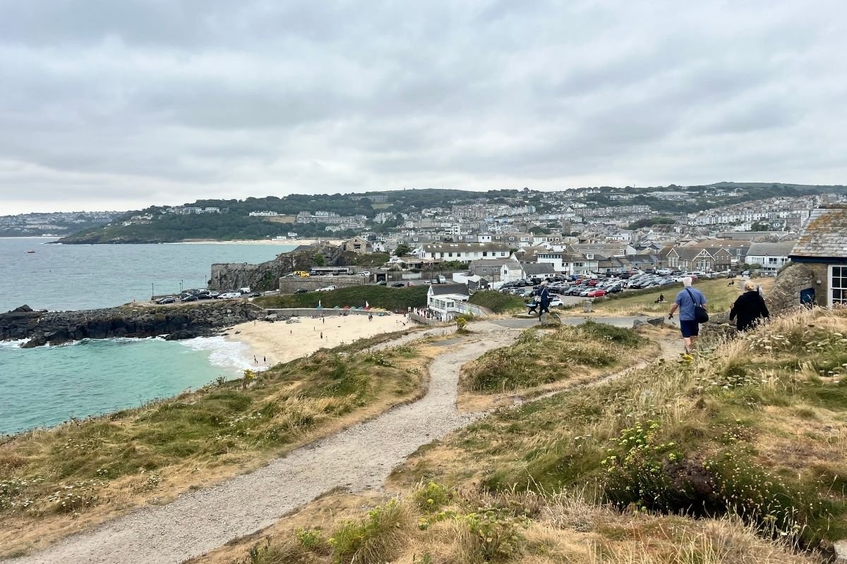Vista de St Ives, pueblo costero de Cornualles